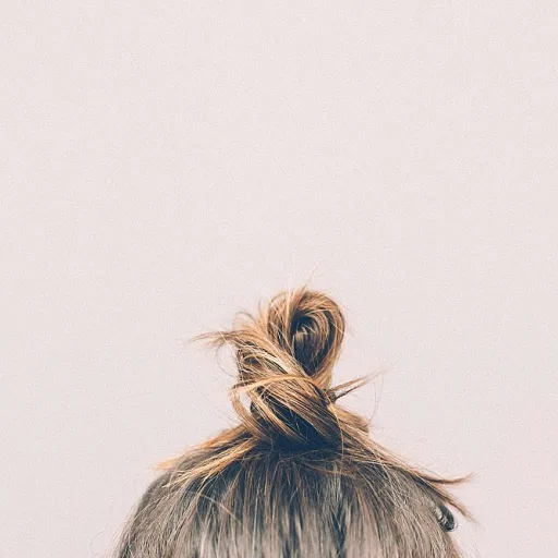 L’art du sculpteur aux ciseaux : sublimer la coloration des cheveux mèche par mèche