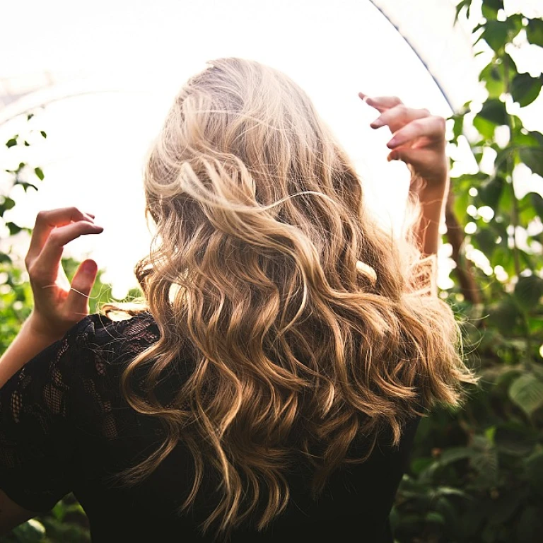 Apprivoiser le henné pour des cheveux châtain éclatants