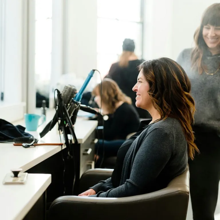 Comment l’huile de coco transforme vos cheveux avant et après une coloration