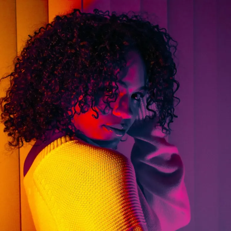 Les effets de l’huile de coco sur les cheveux colorés : avant et après