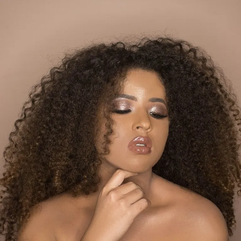 Comment choisir un shampoing adapté aux cheveux blancs