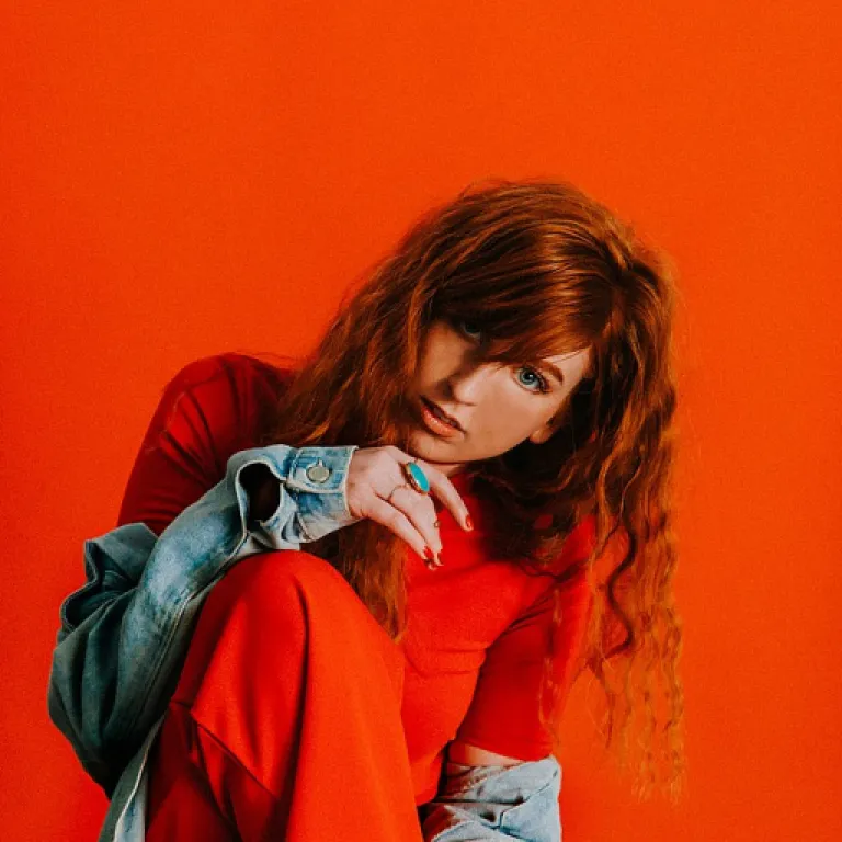 Obtenir un blond naturel : conseils et astuces pour une coloration réussie