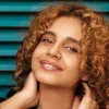 Sublimer les cheveux colorés et bouclés avec la gamme curl and shine shea moisture