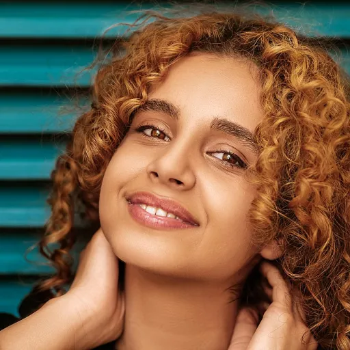 Sublimer les cheveux colorés et bouclés avec la gamme curl and shine shea moisture